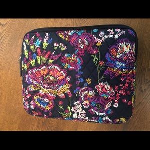 VeraBradley IPad case.Padded, quilted.Lined w/VB logo blue fabric. VB zip pull.